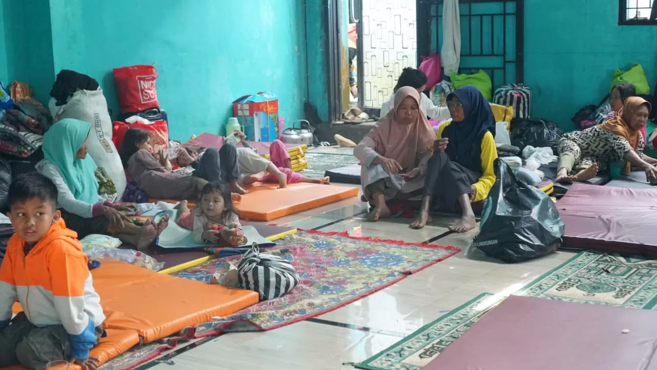 Pos Hangat  dari Dompet Dhuafa di pos pengungsian GOR Beji, Desa Beji, Kecamatan Pandanarum, guna menyediakan makanan serta minuman ringan bagi para penyintas. (Foto: Istimewa)