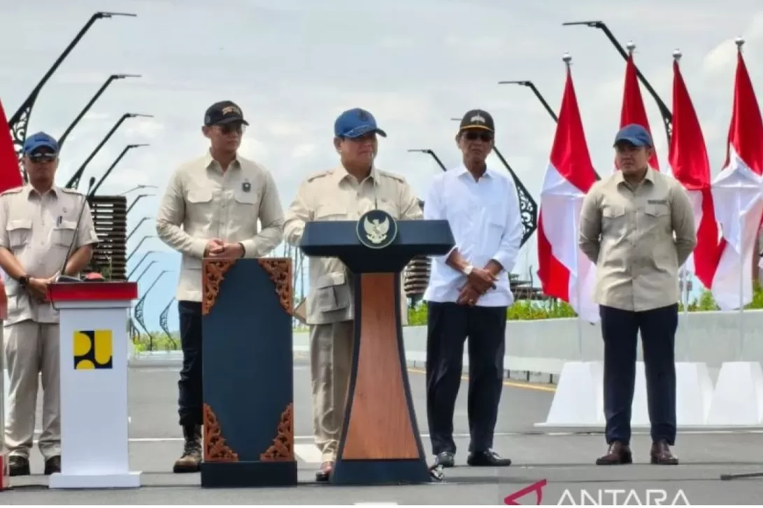 Presiden RI Prabowo Subianto berpidato dalam agenda peresmian Jembatan Kabanaran, Daerah Istimewa Yogyakarta, Rabu (19/11/2025).  (ANTARA/Andi Firdaus.)