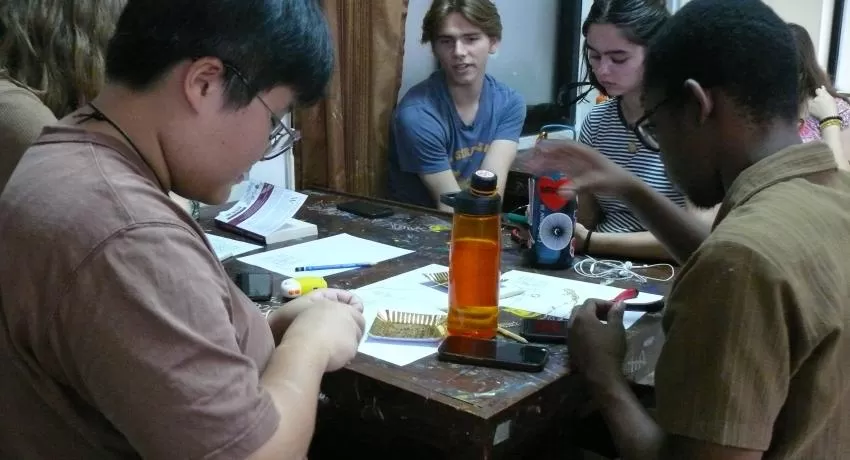 Potret saat mahasiswa dari kedua kampus sedang mengikuti pelatihan kriya. (Dok UNY)