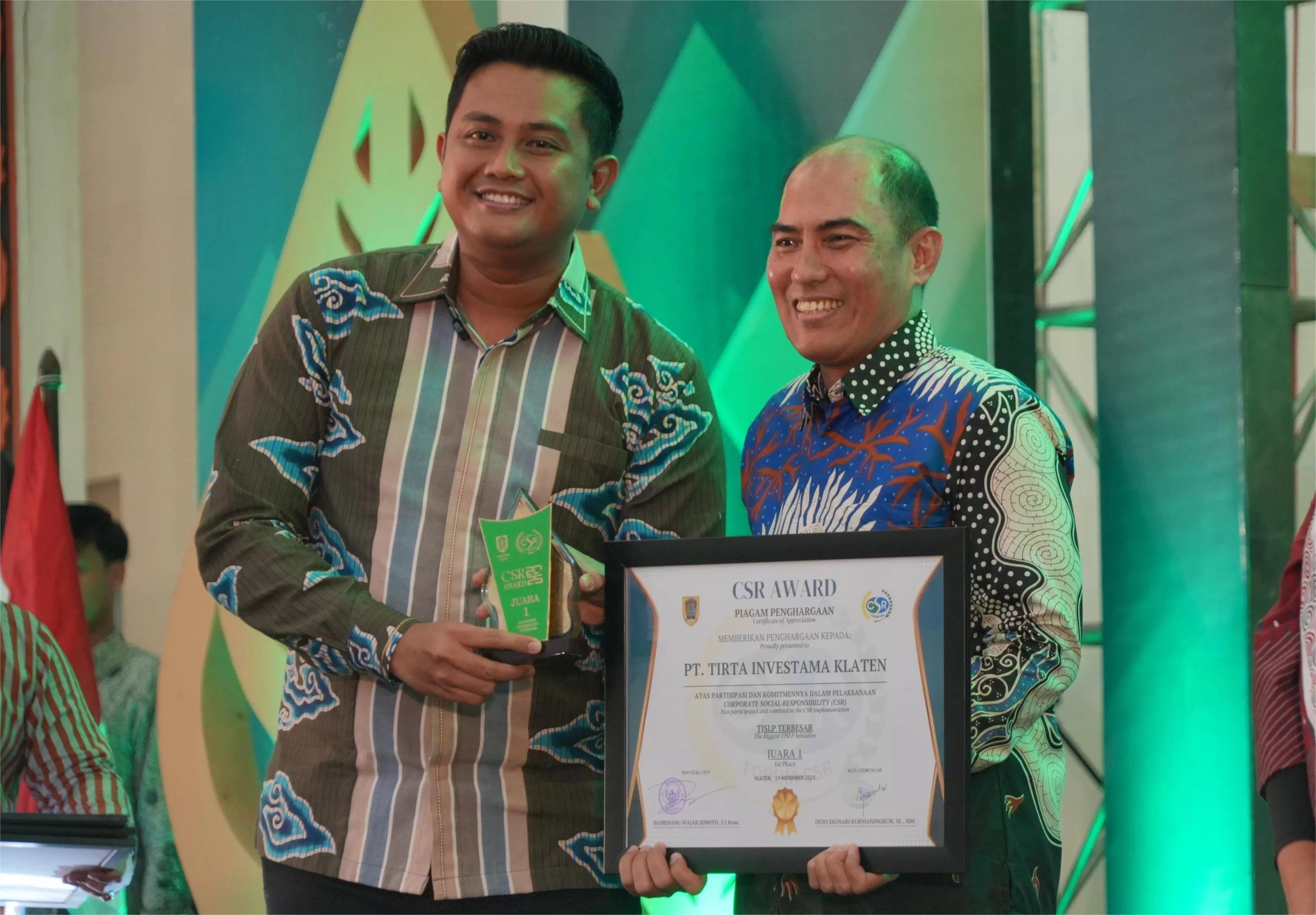 Hamenang Wajar Ismoyo menyerahkan penghargaan CSR Award.