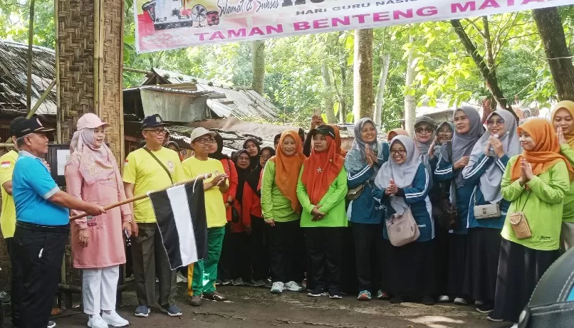 KR-Sukro Riyadi.  Ketua PGRI Bantul , H Totok Sudarto didampingi Sekretaris Dikpora Bantul, Titik Sunarti melepas peserta jalan sehat. 