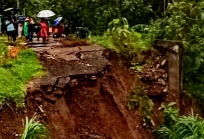 Tanah longsor memutus akses jalan Wunut-Sompok (Judiman)
