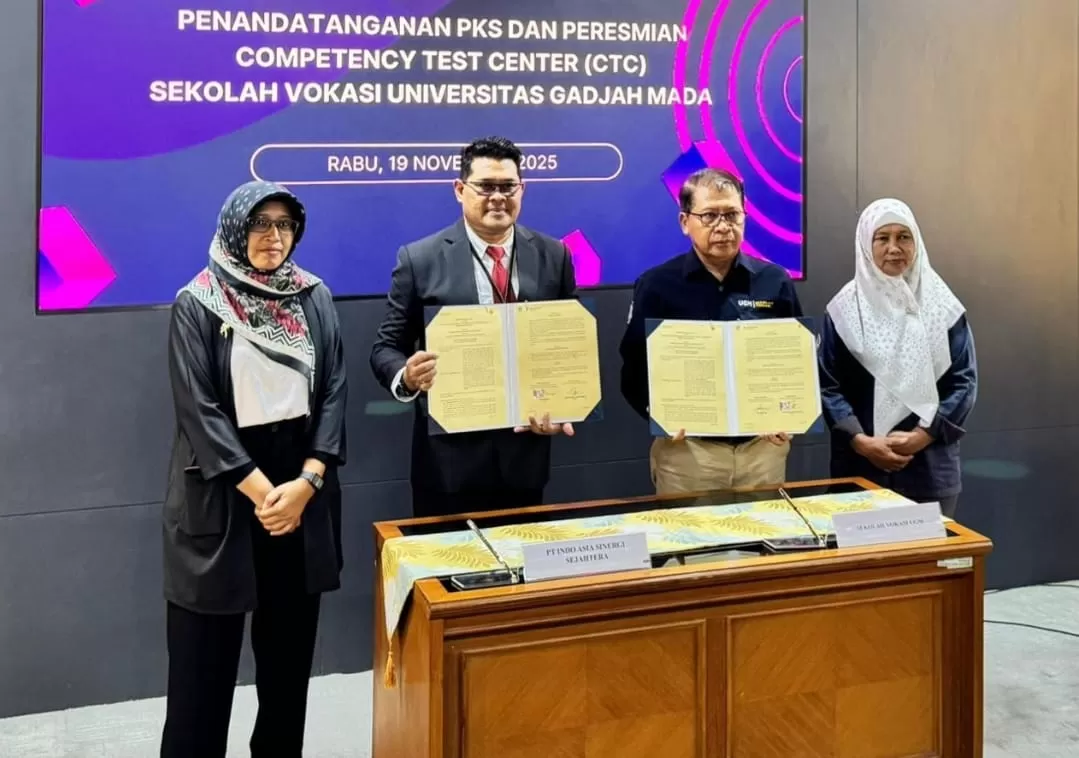 Dekan SV UGM Agus Maryono bersama CEO PT Indo Asia Sinergi Sejahtera (Authorized Training Partner TUV Rheinland) Sapto Hariyono menunjukkan MoU. Foto: Ist 