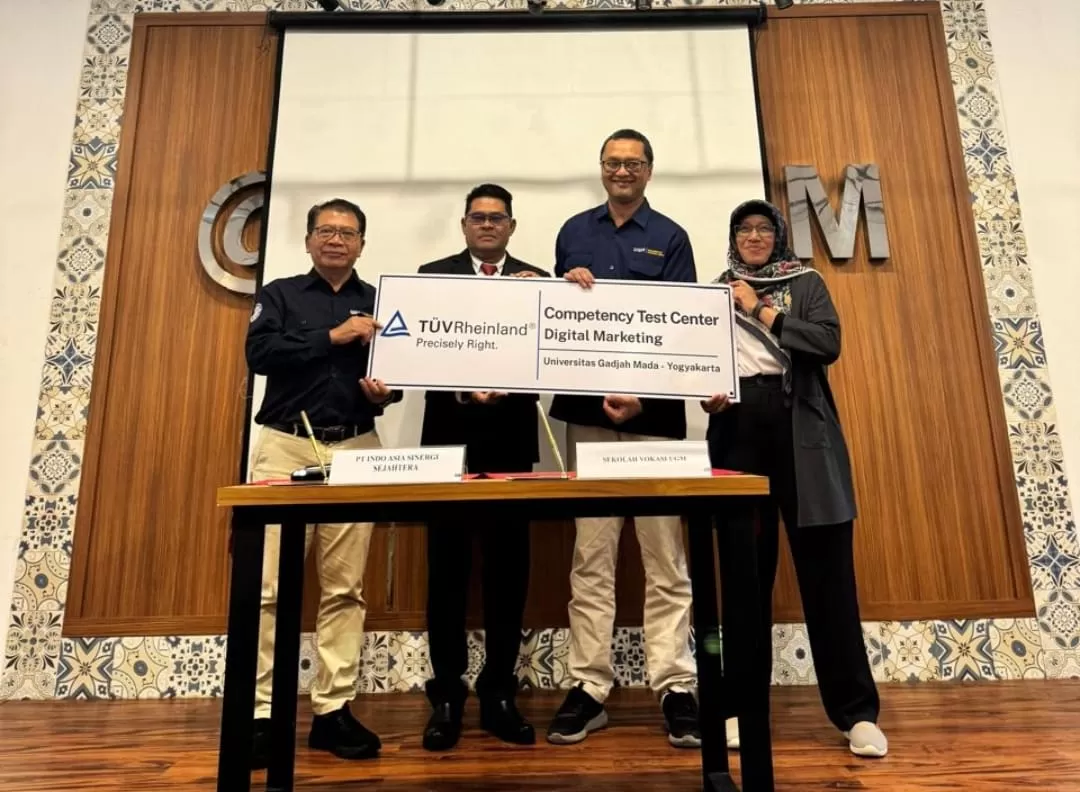 Dekan SV UGM Agus Maryono, CEO PT Indo Asia Sinergi Sejahtera, Sapto Hariyono, Kepala DBSMB SV UGM Nuryuda Irdana, dan perwakilan TUV Rheinland Indonesia, Dian Suprapto. (Istimewa)