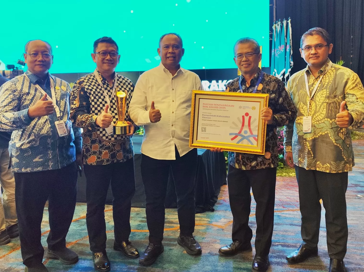 Harda Kiswaya bersama pejabat Sleman usai terima penghargaan (ist)