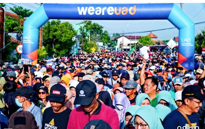 Warga dan simpatisan Muhammadiyah  berjubel ikuti.jalan sehat  ( Judiman)