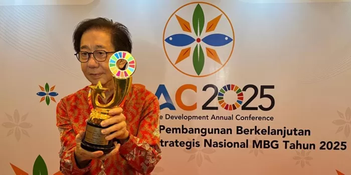 Irwan Hidayat saat menerima trofi Penghargaan SDGs 2025. (Foto: IG Sidomuncul) 