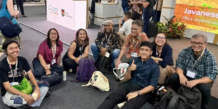  Perwakilan berbagai organisasi sipil ikut hadir mengamati negosiasi di COP30 dan berpose di depan pavilion Indonesia. (Istimewa) 