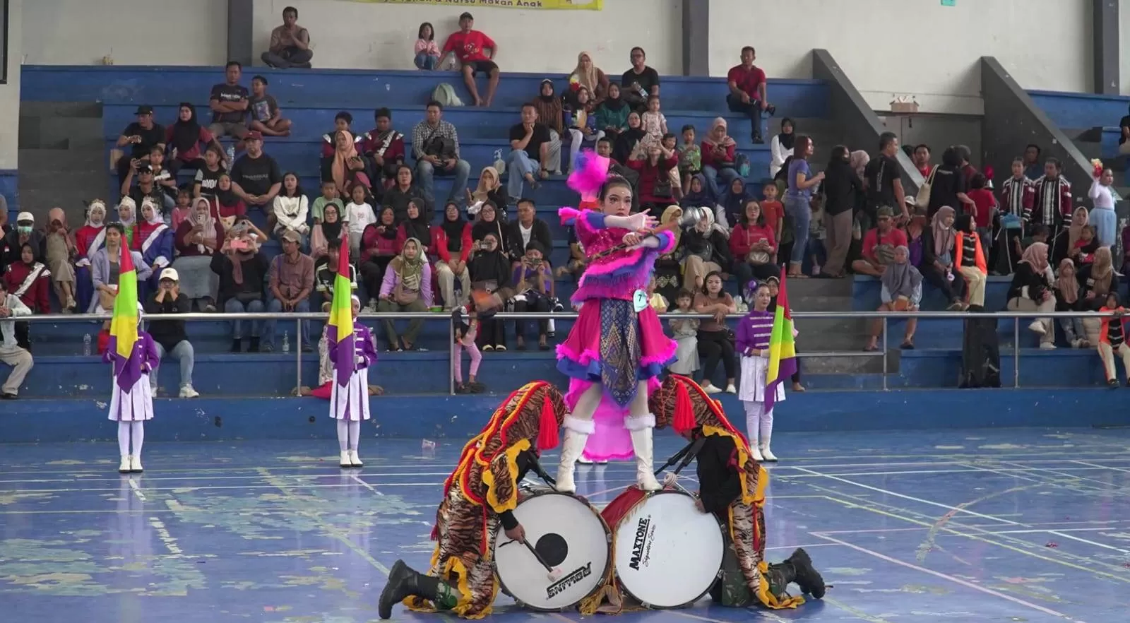  Salah satu tim saat tampil dalam "Drum Band Competition", Minggu. (Thoha) 