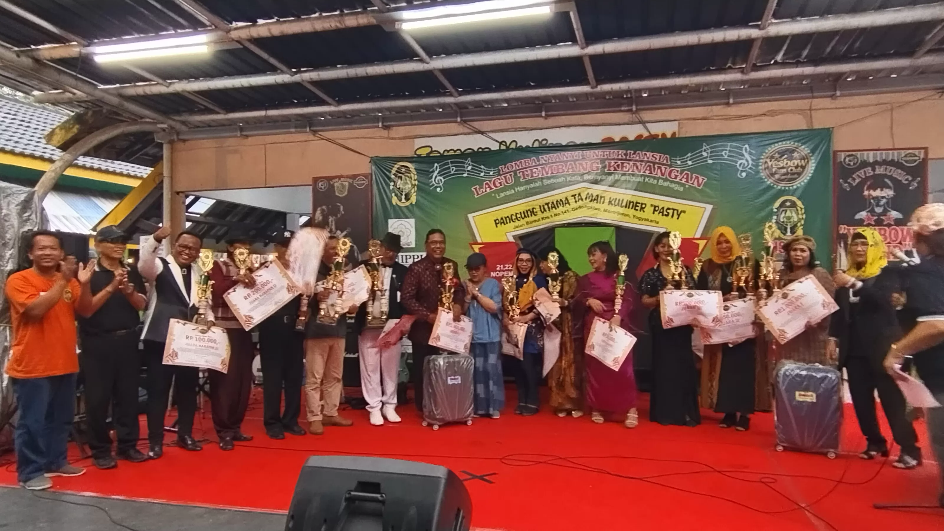 Para juara menyanyi berfoto bersama dengan Ny Sri Surya Wisata (Foto: Primaswolo S) 