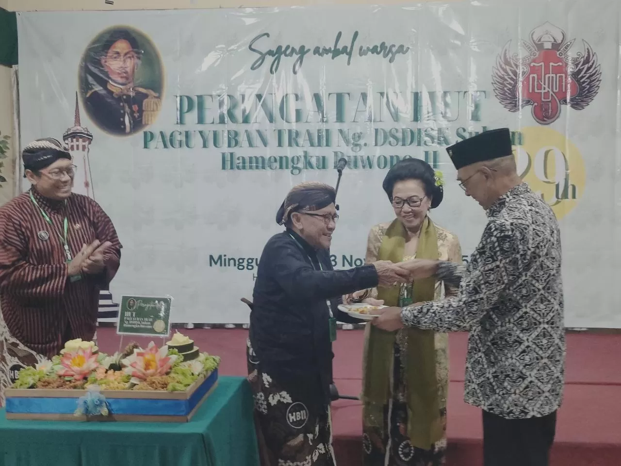  Dirut SKH KR Drs HM Idham Samawi sebagai tamu undangan mendapatkan potongan tumpeng dalam Peringatan HUT ke-29 Paguyuban Trah Ng DSDISK Sultan HB II, diserahkan Ketua Umum R Suyitno   Juvintarto   (ISTIMEWA)