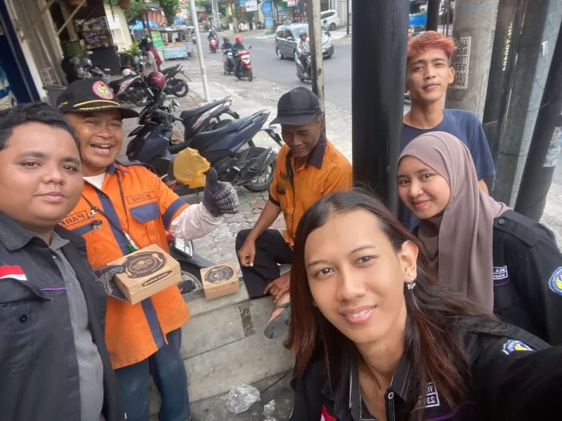 Mahasiswa Psikologi Universitas Negeri Yogyakarta (UNY) melaksanakan kegiatan berbagi makanan  (Foto: Istimewa)
