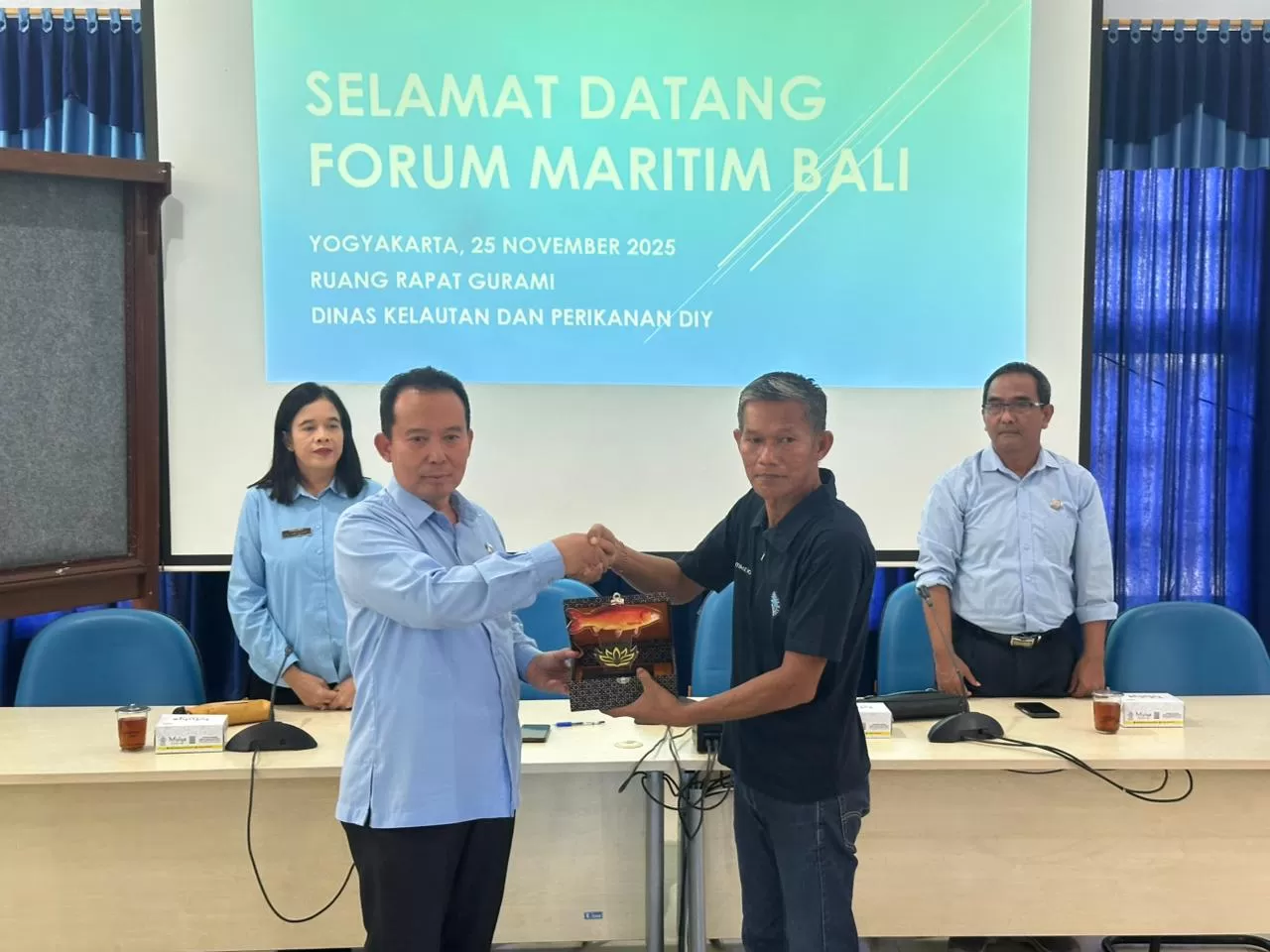 Kepala Dislautkan DIY, R Hery Sulistio Hermawan (kiri) menerima cinderamata dari Ketua Forum Maritim Bali, Ketut Adil Darme Yase. (Harminanto)