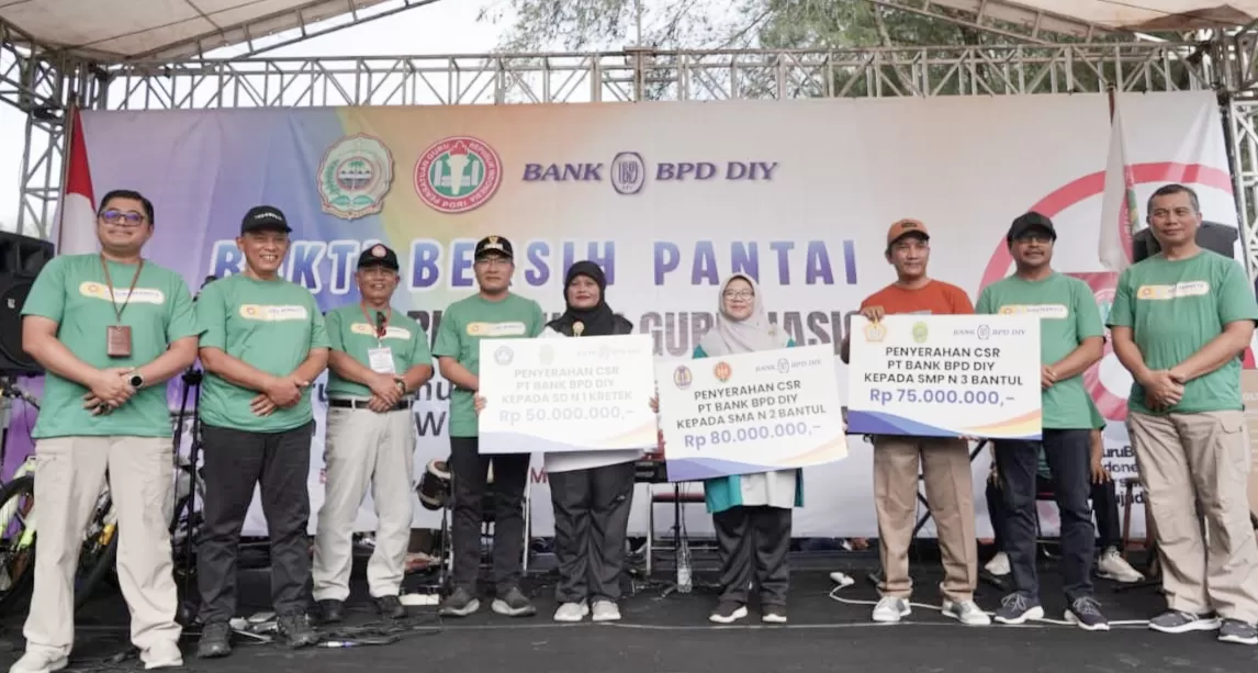  Bupati Bantul  H Abdul Halim Muslih (empat dari kiri), Direktur Utama PT Bank BPD DIY, Santoso Rohmad (dua dari kiri)  Pemimpin Bank BPD DIY Cabang Bantul, Fendi Muryawan (kiri) dalam acara penyeraha (istimewa)