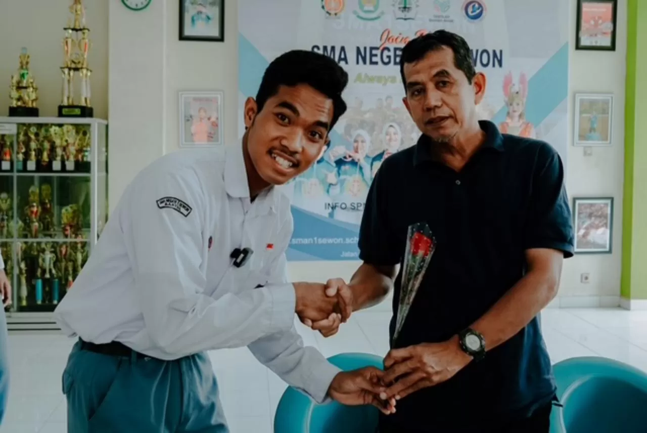  Pemain EPA PSIM beri bunga di Hari Guru  (ISTIMEWA)