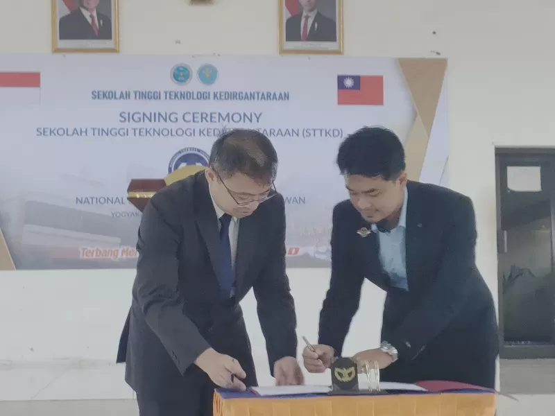  KR-Juvintarto Penandatanganan kerjasama oleh Prof Robert Yen-Kun Lin dari NFU Taiwan (kiri) bersama Ketua STTKD Dr Erwhin Irmawan SSi MCs