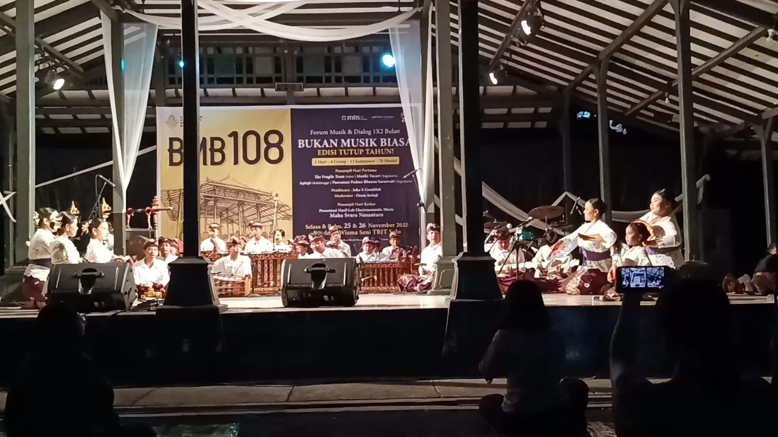 Penampilan Kelompok Pasraman Padma Bhuana Saraswati di Solo. Foto: Ist