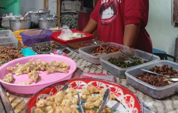 Aneka lauk untuk menemani makan bubur Mbak Wanti (Foto : Zulfa Nur Isnaini)