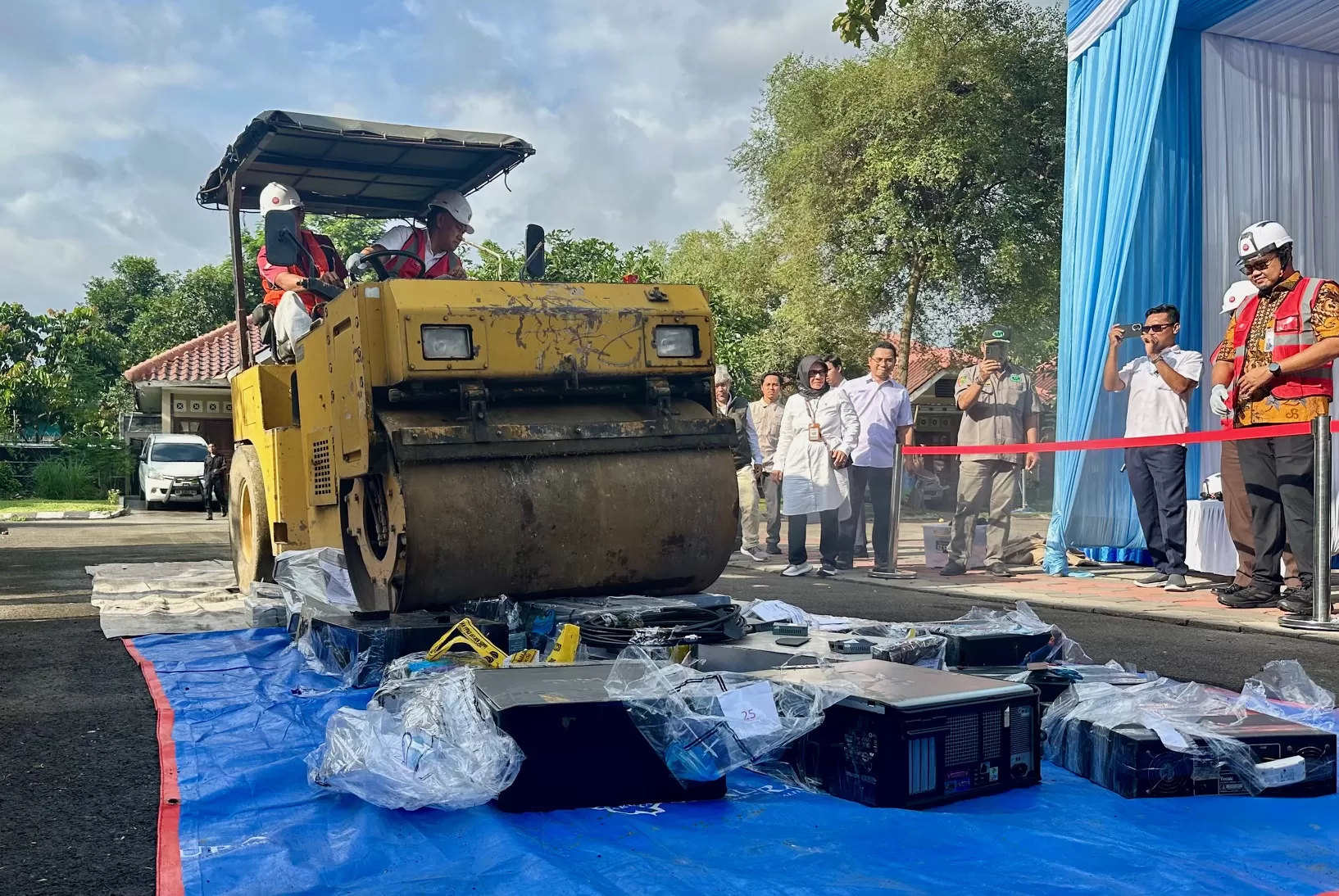 Pemusnahan alat telekomunikasi ilegal (Foto; FX Harminanto) 