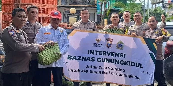 Ketua BAZNAS Gunungkudul, Drs H Mustangid menyerahkan ayam babon dan jago kepada Kanit Bhabinkamtibmas polres Gunungkidul,Tri Handoko, untuk diteruskan kepada ibu hamil. (Foto: Istimewa) 