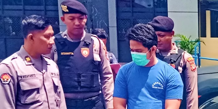 Pelaku diamankan di Polsek Kretek. 