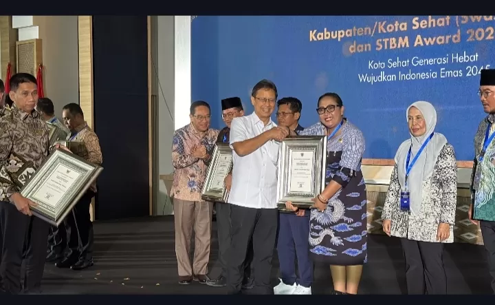 Bupati Gunungkidul Endah Subekti Kuntariningsih saat menerima penghargaan dari Menkes Budi Gunadi Sadikin  (Istimewa )