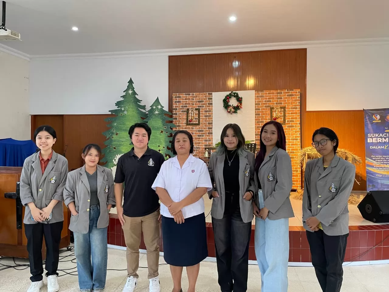 Komunitas Berbagi Yogyakarta foto bersama dengan pengurus panti asuhan Tunas Harapan. (Istimewa)