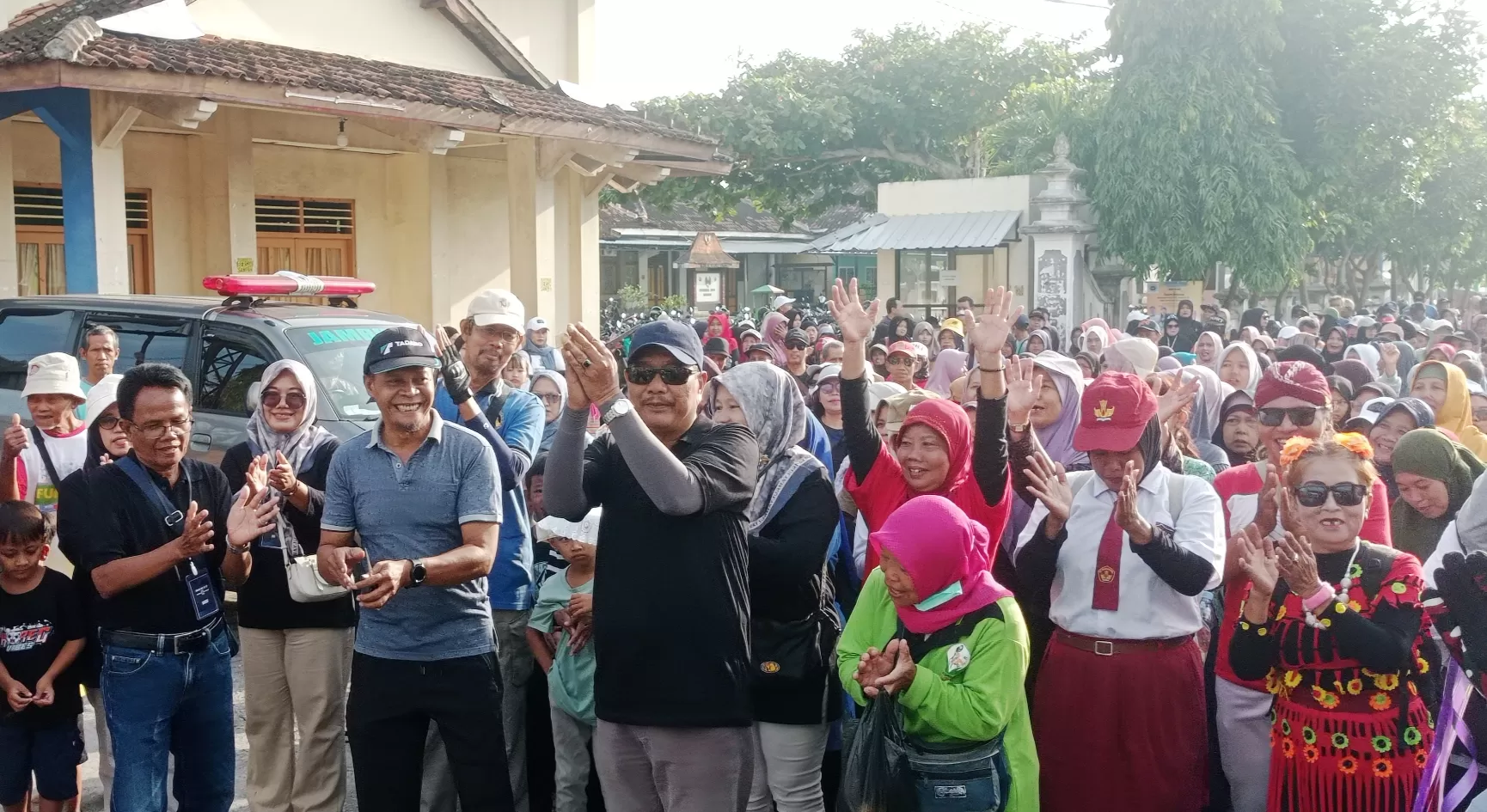 Lurah Jambidan, Zubaidi (kanan bertopi) bersama Koordinator BKM Jambidan Binangun, Subardi (kiri) membaur dengan masyarakat dalam jalan sehat. (Foto Sukro Riyadi)