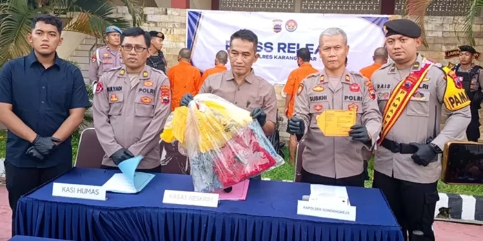 Pihak kepolisian menunjukkan barang bukti kasus perampokan. (Foto: Abdul Alim) 