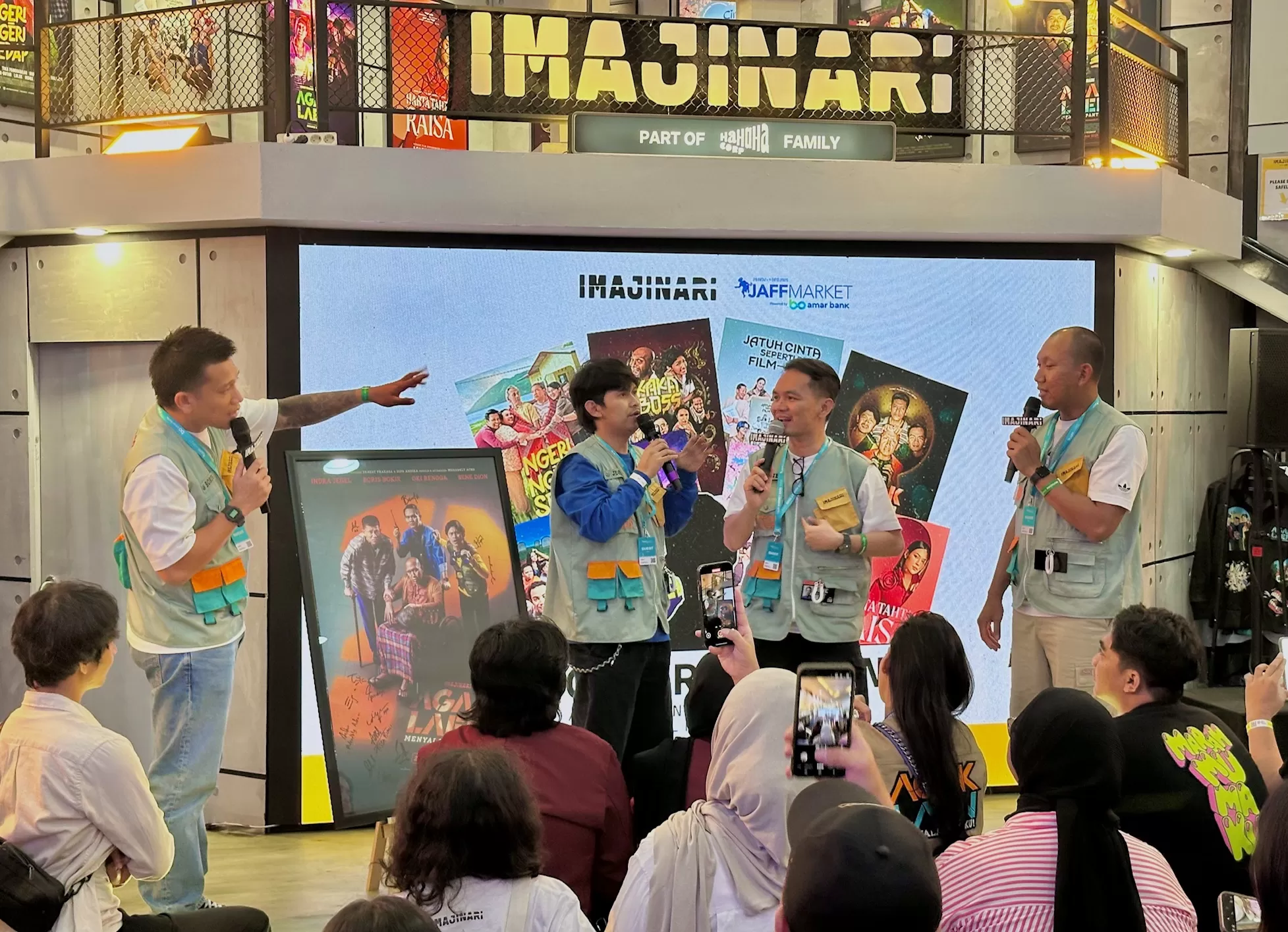 Pemeran utama Agak Laen 2 saat lelang poster untuk bantu korban banjir bandang Sumatra Aceh (Harminanto) 