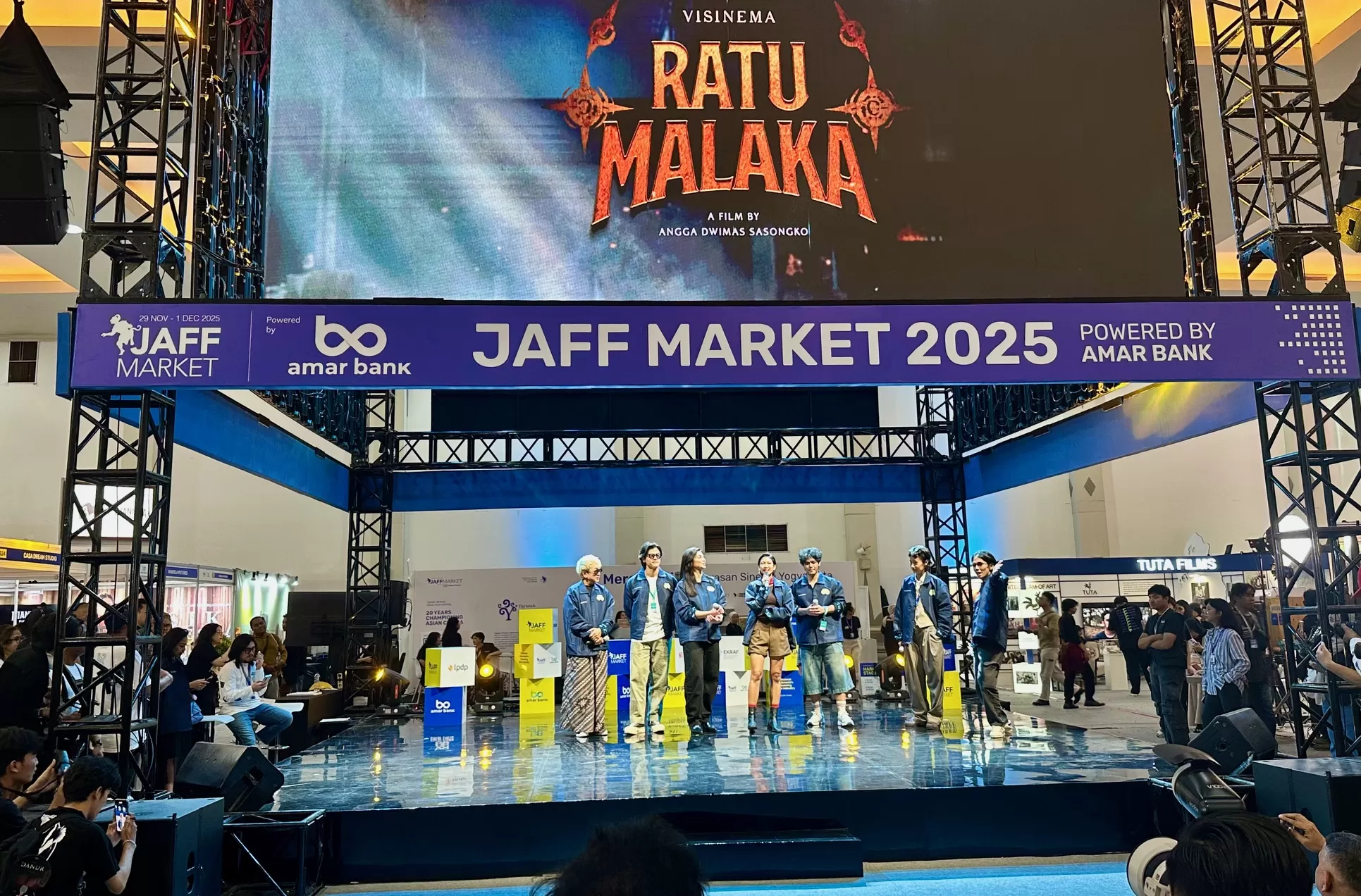 Pemeran film Ratu Malaka saat bicara ke publik JAFF Market 2025 (Harminanto) 