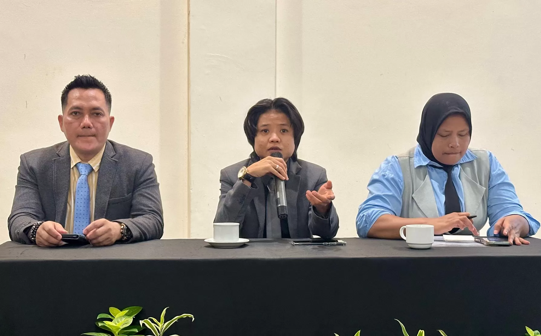 Kuasa hukum dari MHLi Law Office saat sampaikan pernyataan pada media (Foto FX Harminanto)