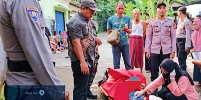 Evakuasi Jenazah korban oleh petugas dan warga.