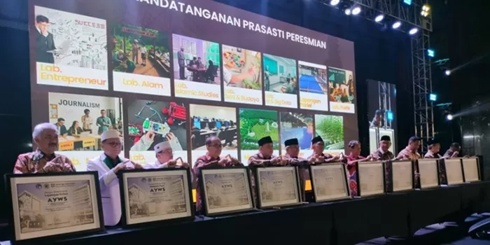 Penandatanganan prasasti peresmian Lab Terpadu AYWS. (Devid Permana) 