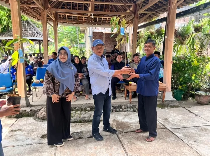 Anggota DPR RI Fraksi NasDem, Subardi menyalurkan bantuan 12 ribu bibit pohon petai, durian, dan alpukat kepada masyarakat di Kecamatan Patuk, Kabupaten Gunungkidul (Iatimewa )