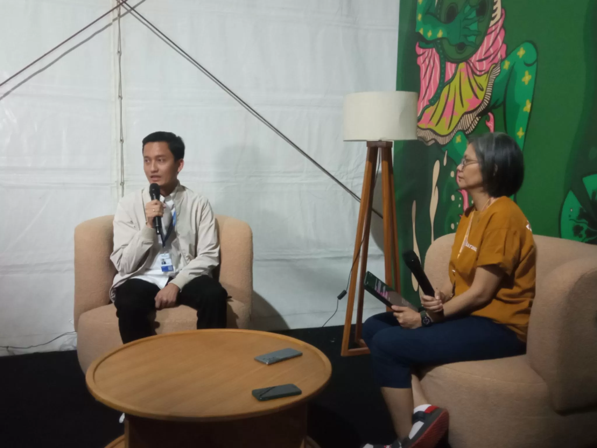 foto: risbika putri  caption: General Manager Digital Content Creation and Community Telkomsel, Anto M. C. Sihombing di JAFF  