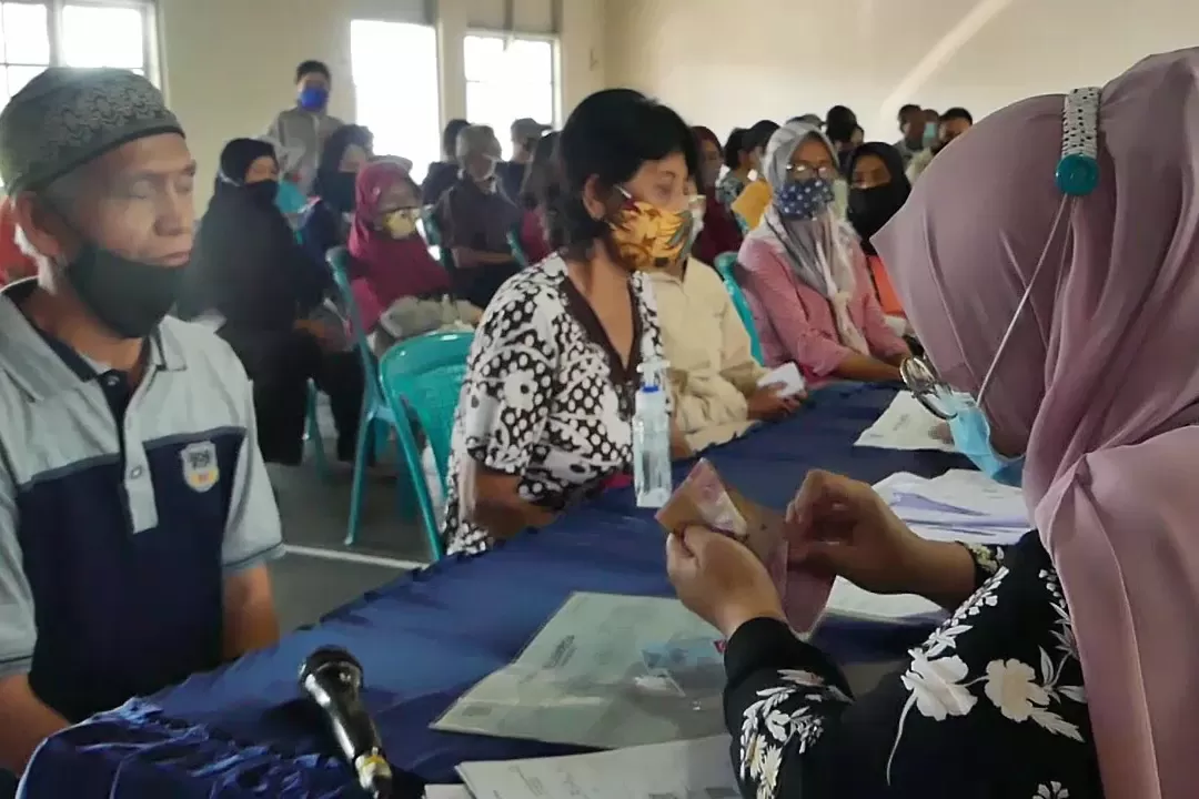 warga menerima bantuan dari pemerintah   (Zaini Arrosyid)