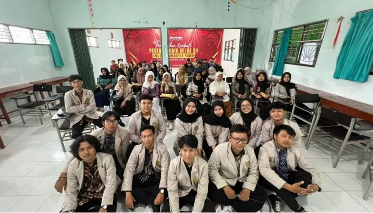 Tim Mahasiswa Komunikasi Amikom menularkan wawasan digital marketing di SMA Muhammadiyah Pakem (Foto Istimewa)