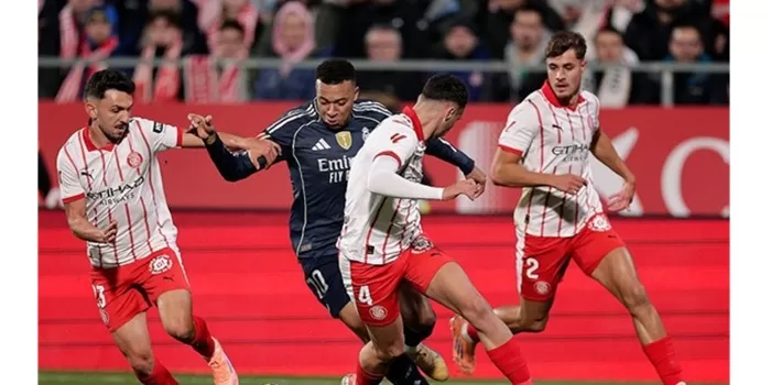 Momen saat Mbappe tengah berusaha untuk masuk ke jantung pertahanan tim tuan rumah Girona. (Sumber foto: Socrattes Images) 