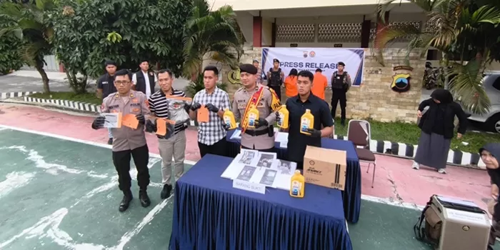 Gelar barang bukti kasus tipu gelap. (foto: Abdul Alim)  