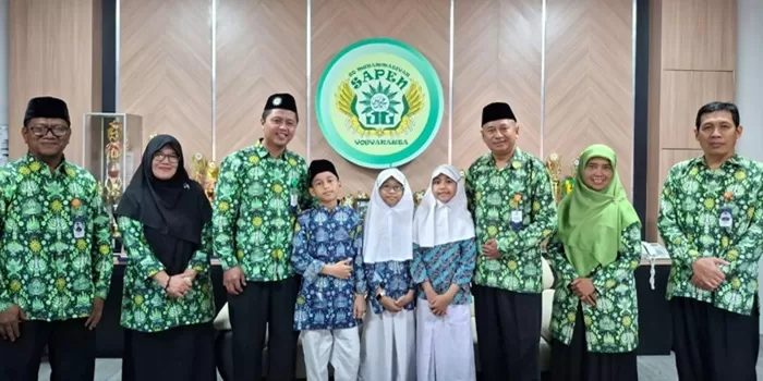 Siswa SD Muhammadiyah Sapen berprestasi bersama kepala sekolah dan guru. (Devid Permana)