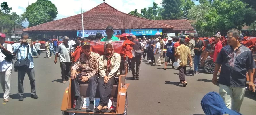 Bupati Banyumas Sadewo Tri Lastiono uji coba naik becak listrik keliling kota. (Foto: Driyanto)