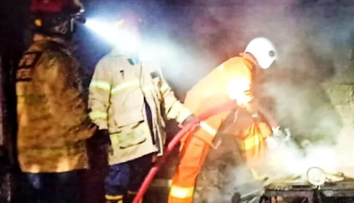 Petugas gabungan melakukan pemadaman api (Judiman )