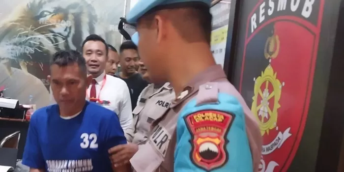 Tersangka S saat digelandang ke Polresta Cilacap.