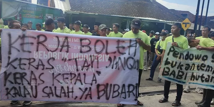 Warga berdemonstrasi di depan pabrik PT MMP. 