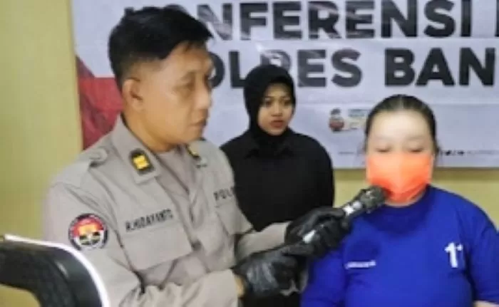  Perempuan jomblo pelaku penipuan melalui transfer fiktif.  (Judiman)