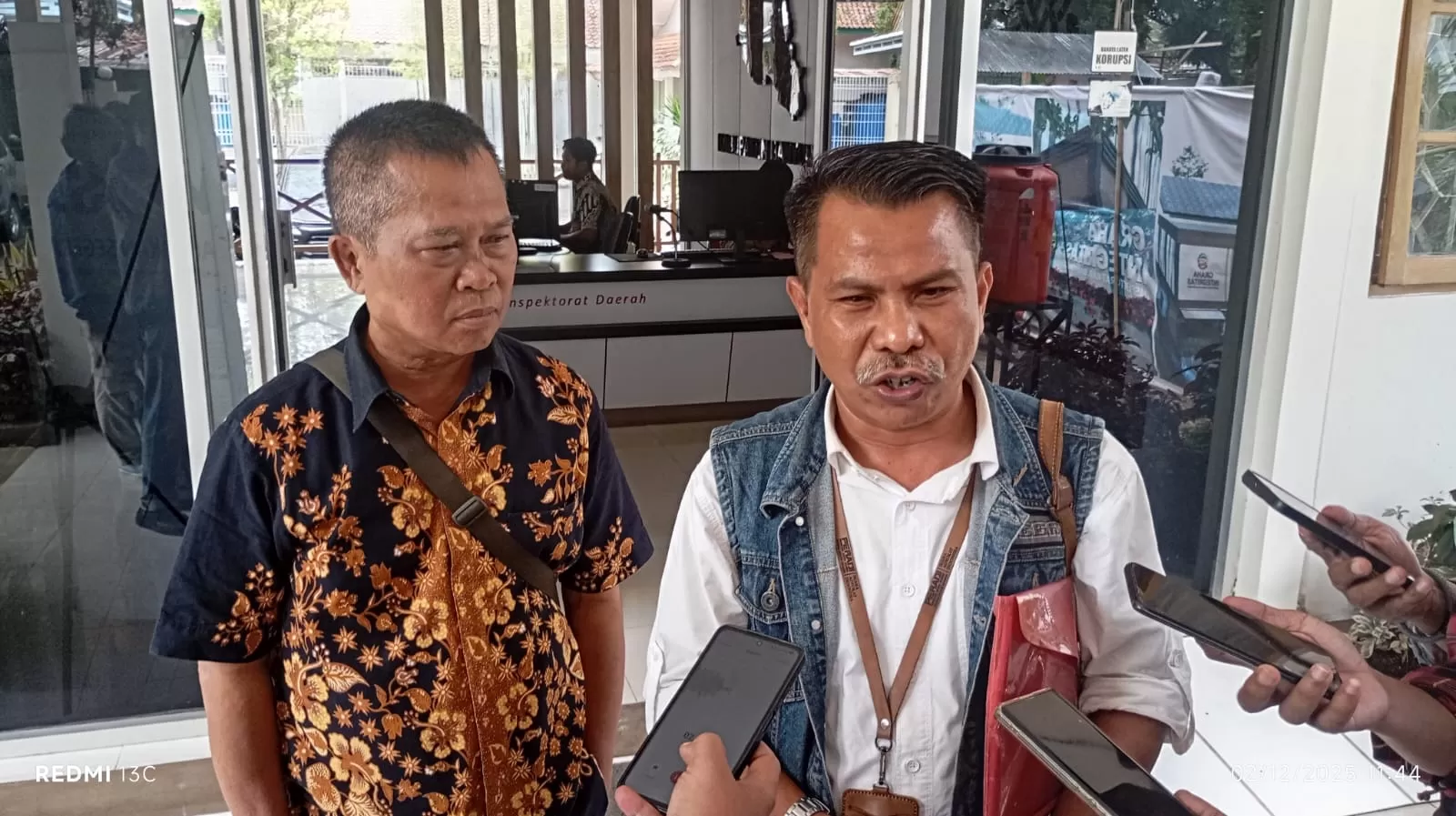 Kades Kelapa Gading Kulon Karsono didampingi Kuasa Hukumnya Djoko Susanto.(Foto: Driyanto)