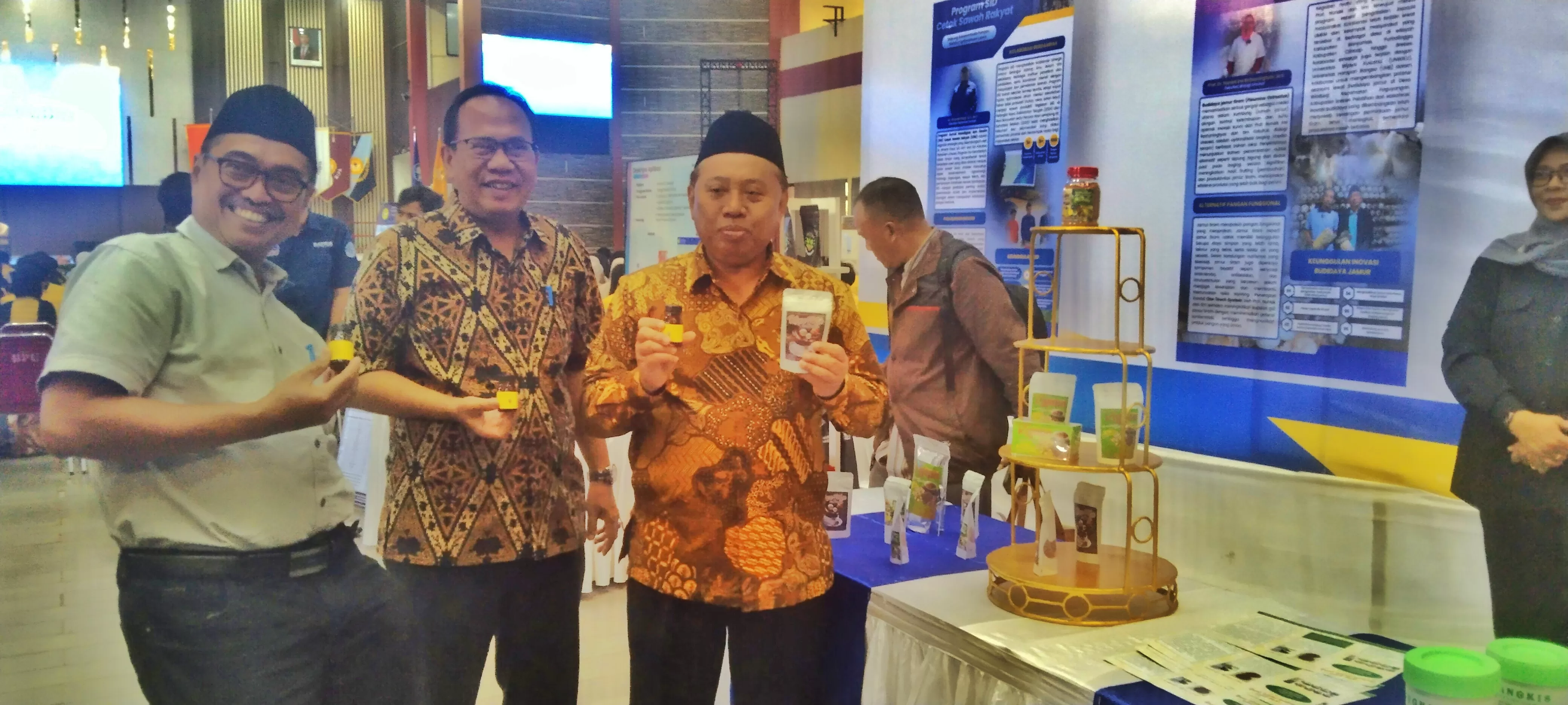 Rektor Unsoed, Prof. Dr. Ir. Akhmad Sodiq,saat melihat pameran inovasi ketahanan pangan.(Foto: Driyanto) 