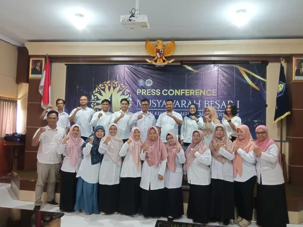  Foto bersama usai jumpa Pers Mubes IKASMAGO  (Risbika Putri)