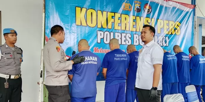 Kapolres Boyolali, AKBP Rosyid Hartanto Menanyai DWC, Pelaku Utama Prostitusi Online Dengan Korban Anak.  